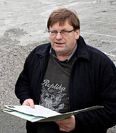 Anders Haaland leder byvandringen. Foto BT (utsnitt).