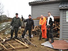 Dugnadsgjengen 17. april. Fra venstre hyttesjef Knut Folkestad, Jan Olav Larsen, Stein Ove (Steinik) Natland og Ronny Muri. Foto: Kjell Lervik