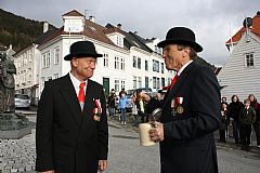 Rolf (Dolla) Rasmussen (sjef 1963) har overlatt øl og krus til Edmund Tangseth (sjef 1962). Denne har prøvesmakt øllet og godkjent det for bedugging. 