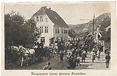 Fra Sandviken i 1906. Til høyre ser vi Håvaren. Madam Felle sitter på trappen.