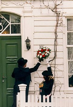 Stiftelseshuset bekranses ved 140 års jubileet i 1997.