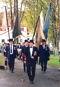 Gamlekarer under de gamle fanene. Fra 130-års jubileet i 1987.