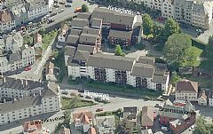 Deler av det gamle bygningsmiljøet i Grensegrenden er intakt. Buekorpshuset i nr. 1.