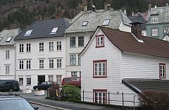 Huset en grå vinterdag i 2008. Vi ser at Grensegrenden 2 er borte. Det ble revet av trafikkmessige årsaker.