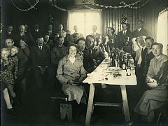 Innvielsesfesten i hytten 7. juni 1936. Over 40 gjester fikk plass rundt bordene. Fotograf: Ukjent.
