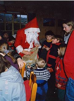 Juletreff 1998 Svein Tangseth er nisse.   Foto: Helge Olsvold.