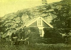 Sandvikshytten (Utsikten) i 1902. Her står hytten inne ved fjellet.