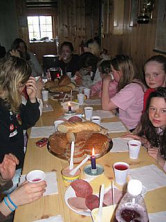 Jentene fra Lungegaardens Buekorps spiser frokost i hytten.