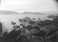 Storemøllen ca 1920. Møllebruket midt på bildet, slippen til høyre. UBB-KK-N-237/020 Fotograf: Atelier KK<br>