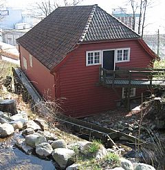 Møllemuseet ved Gamle Bergen. I øvre høyre kant av det øverste bildet skimter vi midtmøllen som bygningen den gangen ble kalt.