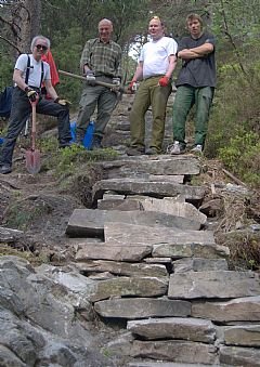 Dugnad mai 2009: R. Mortensen, S. Eeg Nilesen og G. Hjertaas fra Dræggehyttens venner,  S. Jacobsen, Ravneberghytten. Foto: KL.<br>