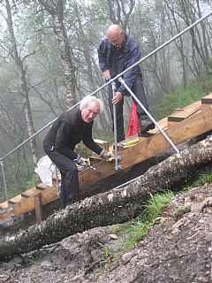 Roald Mortensen og Ståle Eeg Nielsen monterer rekkverk. Dugnad på den store tretrappen i 2011