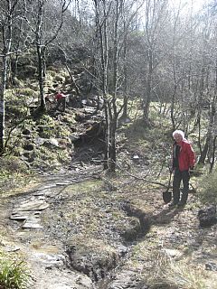 Slik så det ut 1. mai 2010. Ståle Eeg Nielsen og Roald Mortensen fra Dræggehyttens venner graver og drennerer. Foto: Kjell Lervik