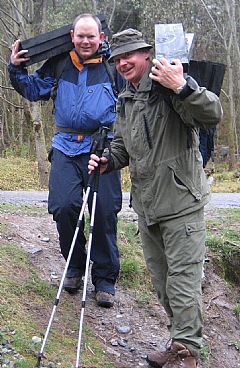 Dræggegutter anført av Ståle Eeg Nielsen er i sving med å bære opp materialer for utskifting av den nederste tretrappen (april/mai 2008).