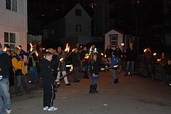 Folket samler seg utenfor Buekorpshuset.
