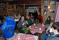 Etterpå vanket det varm sjokolade og kaker i peisestuen.