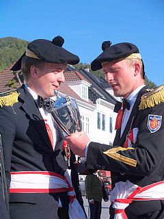 Sjefen 2009 Stian Waage (t.h.) utdeler pokal til årets beste offiser Eirik Hartvedt.
